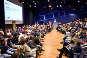 Links de voorstanders, rechts de tegenstanders. Foto | Bart van Overbeeke Links de voorstanders, rechts de tegenstanders. Foto | Bart van Overbeeke