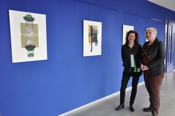 Leonie van Santvoort (links) en Rianne Schaaf in Flux bij een deel van de tentoonstelling.