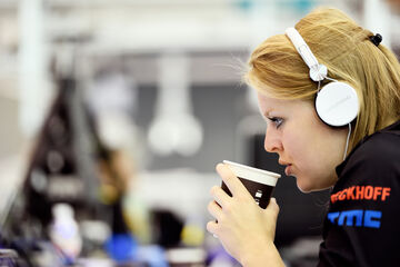 Lotte de Koning aan het werk tijdens de RoboCup. Foto | Bart van Overbeeke