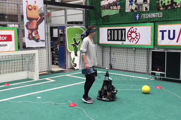 TU/e-studenten bouwden de voetbalrobot van Tech United om tot blindengeleiderobot.