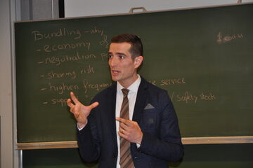 Eric van der Geer geeft IE&IS medewerkers toelichting op de enquête.