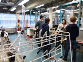 Scholieren in het lab bij Letícia Pezzi Martins. Scholieren in het lab bij Letícia Pezzi Martins.