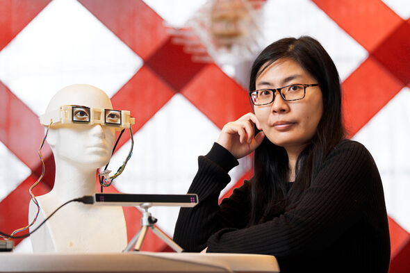 Sluitstuk. Shi Qiu. Foto | Bart van Overbeeke Het prototype van de E-gaze glasses van onderzoekster Shi Qiu. Foto | Bart van Overbeeke