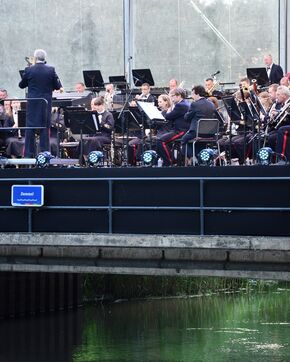 Muziek op de Dommel. Photo | Satyaki Chaudhuri Hoofdpodium boven op de Dommel. Foto | Satyaki Chaudhuri