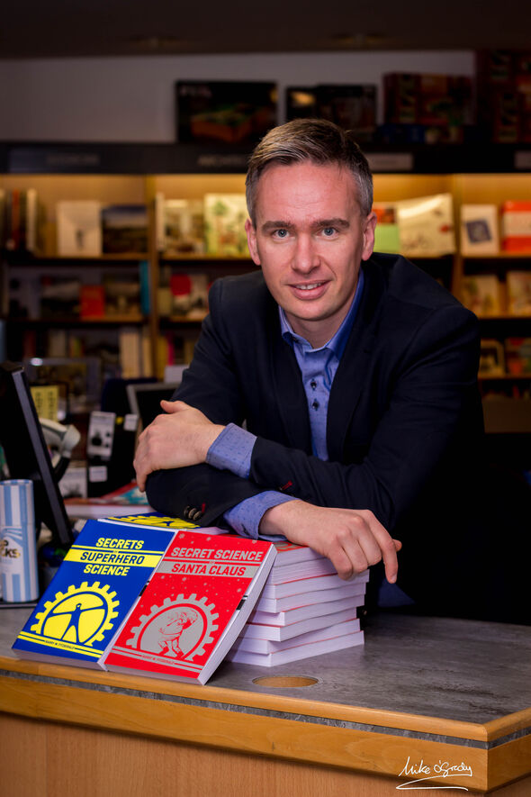 Barry Fitzgerald met zijn twee boeken. Barry Fitzgerald met zijn twee boeken.