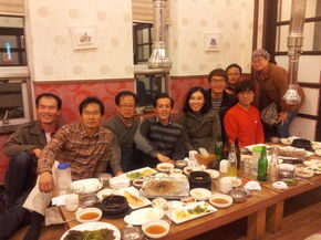Dinertje met collega’s. Typische tafelbedekking na een Korean Barbecue, met de afvoerbuizen en de vele bijgerechten (banchan). Dinertje met collega’s. Typische tafelbedekking na een Korean Barbecue, met de afvoerbuizen en de vele bijgerechten (banchan).