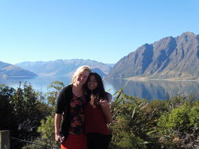 Bij het meer van Wanaka. Merlijn staat links. Bij het meer van Wanaka. Merlijn staat links.