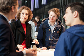Netwerken en ervaringen uitwisselen. Foto | Bart van Eijden Netwerken en ervaringen uitwisselen. Foto | Bart van Eijden