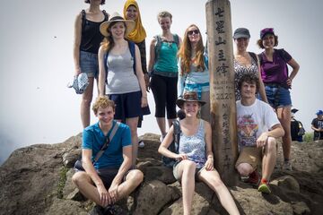 Hiken met uitzicht over Taipei. John zit linksvoor.