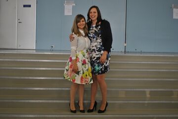 Alexandra Tudorica (links) en Nathalie Kerstens vorige week dinsdag na hun afstuderen bij Bouwkunde.