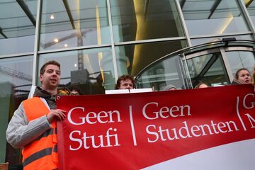 Leden van de LSVb voerden recent nog actie voor het ministerie van Onderwijs tegen de nieuwe vorm van studiefinanciering