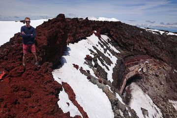 Mart Baelemans op de rand van de krater van Mt Ngauruhoe (Tongariro national park, Nieuw- Zeeland). Foto | Privé-archief Mart Baelemans. 