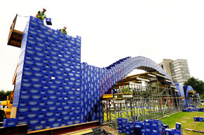 De Eindhovense bierkrattenbrug uit 2012. Archieffoto | Bart van Overbeeke De Eindhovense bierkrattenbrug uit 2012. Archieffoto | Bart van Overbeeke