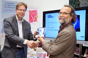 Overhandiging eerste exemplaar. Foto | Bart van Overbeeke Overhandiging eerste exemplaar. Foto | Bart van Overbeeke