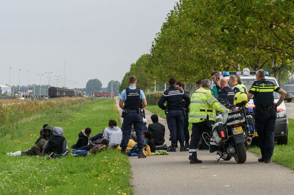Vluchtelingen bij Moerdijk. Foto | ANP - Tom van der Put Vluchtelingen bij Moerdijk. Foto | ANP - Tom van der Put