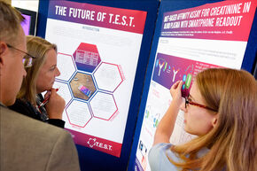 Het principe van T.E.S.T.'s biosensor uitgelegd. Foto | Bart van Overbeeke Het principe van T.E.S.T.'s biosensor uitgelegd. Foto | Bart van Overbeeke