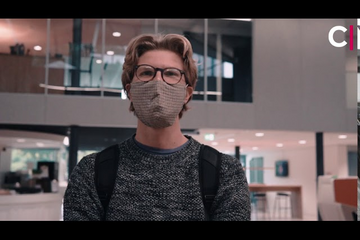 Most people at TU/e seem to follow the urgent advice to wear a face mask in buildings on the campus. Video reporter Kevin Tatar ...