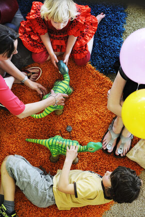 Knuffelen met de Pleo's. Foto | Bart van Overbeeke