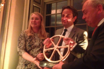 Minister Schultz van Haegen en Carlo van de Weijer (midden) met het gouden wiel
