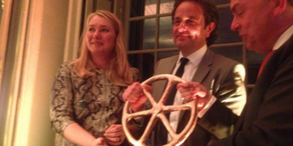 Minister Schultz van Haegen en Carlo van de Weijer (midden) met het gouden wiel