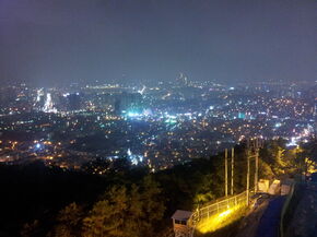 Uitzicht op Seoul vanaf de Namsan Tower, die op een berg midden in de grote metropool staat. Uitzicht op Seoul vanaf de Namsan Tower, die op een berg midden in de grote metropool staat.