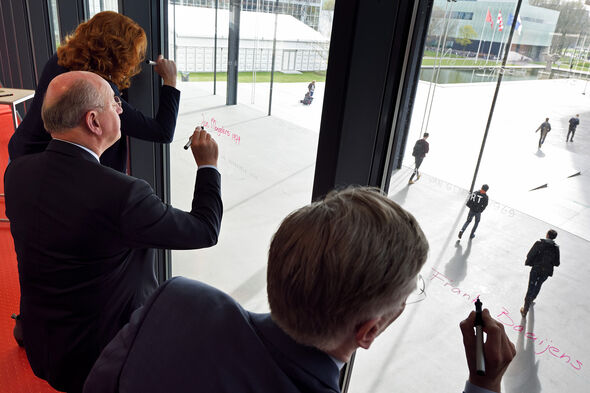 Alumnus Jan Mengelers plaatst samen met mede-alumnus rector Frank Baaijens zijn handtekening op Alumni Avenue. Foto | Bart van Overbeeke Alumnus Jan Mengelers plaatst samen met mede-alumnus rector Frank Baaijens zijn handtekening op Alumni Avenue. Foto | Bart van Overbeeke