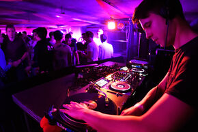 Feest in Vertigo. Foto | Bart van Overbeeke Foto | Bart van Overbeeke