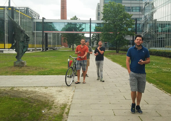 Michiel van Kooten (met rood shirt en fiets aan de hand). Michiel van Kooten (met rood shirt en fiets aan de hand).