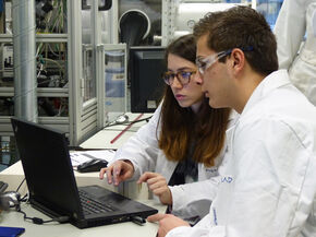 Scholieren in het lab bij Myrto Papaioannou. Scholieren in het lab bij Myrto Papaioannou.