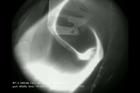 This movie shows the ultrahot plasma as it moves inside the Wendelstein 7-X fusion reactor. Video | Max Planck Institute for Plasma Physics