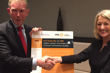 Ondertekening van het Techniekpact door Victor van der Chijs en Ineke Dezentjé.